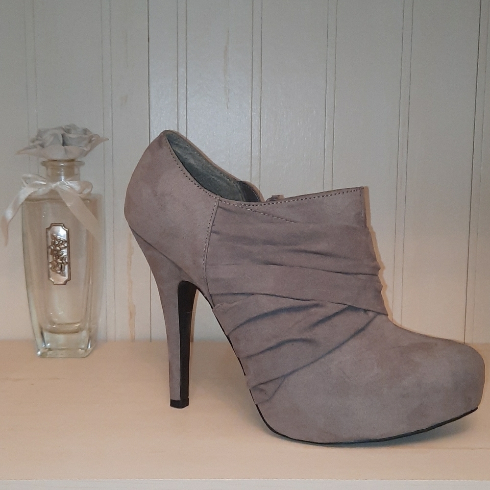 G by GUESS size 10 ankle boots
